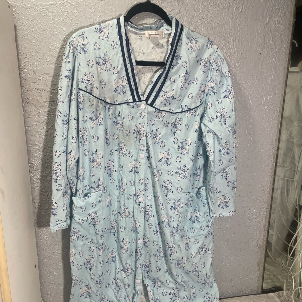 LOTI Fadhion Blue Floral Snap-Up Top